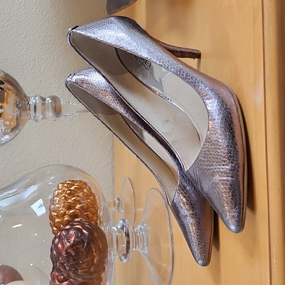 Like New! Michael Kors Flex Silver Scale Leather Heels size 7